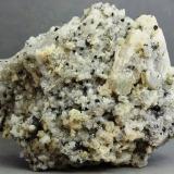 Dolomita<br />Coto San Guillermo, Jerez de los Caballeros, Comarca Sierra Suroeste, Badajoz, Extremadura, España<br />93x68x46 mm<br /> (Autor: Juan Espino)