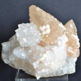 Calcita, Cuarzo, Fluorita<br />Mahodari, Distrito Nashik (Nasik), Maharashtra, India<br />8,5 x 6,5 x 5 cm<br /> (Autor: Raúl S. Llorente)