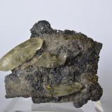 Calcita, Galena<br />Mina Sweetwater, Ellington, Distrito Viburnum Trend, Condado Reynolds, Missouri, USA<br />4,5 x 4 x 2,5 cm<br /> (Autor: Raúl S. Llorente)