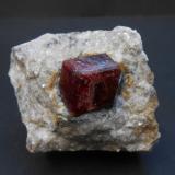 AlmandinoSerrote Redondo, Pedra Lavrada, Borborema, Paraíba, Brazil6 x 5,5 x 5 cm (Autor: Antonio Alcaide)