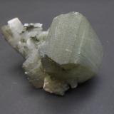 Ortoclasa (variedad adularia) y Clorita (Grupo)<br />Glaciar Ródano, Zona del paso Furka, Furka, Goms, Wallis (Valais), Suiza<br />7 x 5,5 x 5,5 cm<br /> (Autor: Antonio Alcaide)