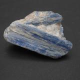 Cianita<br />Barra de Salinas, Coronel Murta, Vale do Jequitinhonha, Minas Gerais, Brasil<br />7 x 4,5 x 2,5 cm<br /> (Autor: Antonio Alcaide)