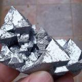 Hematites pseudo Magnetita (martita)<br />Volcán Payún Matru, Malargüe, Departamento Malargüe, Provincia Mendoza, Argentina<br />7 x 5,5 x 3,5 cm<br /> (Autor: Cristalino)