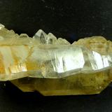 Cuarzo<br />Arondu, Valle Basha, Distrito Shigar, Gilgit-Baltistan (Áreas del Norte), Paquistán<br />Cristal laminar: 4,5 x 2 x 1 cm. Cristal escalonado: 6 x 1,5 x 1 cm.<br /> (Autor: Felipe Abolafia)