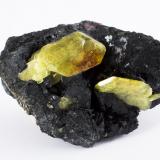 Chrysoberyl on Taramite and Diopside<br />Tsitondroina, Ikalamavony District, Haute Matsiatra Region, Madagascar<br />7,5	x	5,5	x	4,0	cm<br /> (Author: MIM Museum)