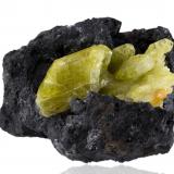 Chrysoberyl on Taramite and Diopside<br />Tsitondroina, Ikalamavony District, Haute Matsiatra Region, Madagascar<br />6,5	x	5,0	x	4,0	cm<br /> (Author: MIM Museum)