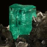 Beryl (variety emerald), Calcite, PyriteCoscuez (distrito minero), Municipio San Pablo de Borbur, Cinturón Esmeraldífero Occidental, Departamento Boyacá, Colombia78x53x78mm, xls= 11x9mm &amp; 15x12mm (Author: Fiebre Verde)