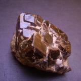Andradita<br />Mina Garnet Hill, Garnet Hill, Condado Calaveras, California, USA<br />6 x 4,5 x 3,5 cm<br /> (Autor: Antonio Alcaide)