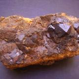 Andradita<br />Batolito de Alburquerque, Tres Arroyos, Badajoz, Comarca Tierra de Badajoz, Extremadura, España<br />9 x 6 x 4 cm<br /> (Autor: Antonio Alcaide)