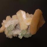 Estilbita-(Ca) y Fluorapofilita-(K)<br />Distrito Mumbai, Maharashtra, India<br />9 x 5,5 x 4 cm<br /> (Autor: Antonio Alcaide)