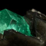 Beryl (variety emerald), Calcite, PyriteLa Pita (distrito minero), Mina Cunas, Municipio Maripí, Cinturón Esmeraldífero Occidental, Departamento Boyacá, Colombia50x50x45mm, xl=11x7mm (Author: Fiebre Verde)
