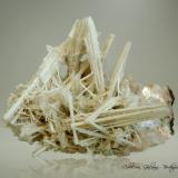 Elpidita<br />Cantera Poudrette, Mont Saint-Hilaire, La Vallée-du-Richelieu RCM, Montérégie, Québec, Canadá<br />85 x 55 x 61 mm.<br /> (Autor: Rafael Galiana)