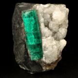 Beryl (variety emerald), Calcite<br />Chivor mining district, Municipio Chivor, Eastern Emerald Belt, Boyacá Department, Colombia<br />22x33x38mm, xl=25x7mm<br /> (Author: Fiebre Verde)