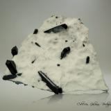 Neptunita en Natrolita<br />Mina California State Gem (Benitoite Gem Mine), Zona San Benito River headwaters, Pico Santa Rita, Distrito New Idria, Condado San Benito, California, USA<br />82 x 58 x 35 mm<br /> (Autor: Rafael Galiana)