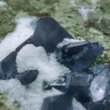 Benitoita<br />Mina California State Gem (Benitoite Gem Mine), Zona San Benito River headwaters, Pico Santa Rita, Distrito New Idria, Condado San Benito, California, USA<br />Encuadre de la fotografía 18 mm.<br /> (Autor: Rafael Galiana)