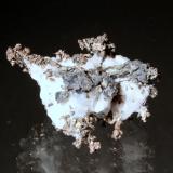 Silver, CalciteMina Bouismas, Agdz, distrito minero Bou Azzer, Provincia Zagora, Región Drâa-Tafilalet, Marruecos4.3 x 3.4 cm (Author: Don Lum)