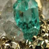Beryl (variety emerald), Calcite, PyriteChivor (distrito minero), Mina El Acuario, Municipio Chivor, Cinturón Esmeraldífero Oriental, Departamento Boyacá, Colombia92x41x52mm, main xl=4mm (Author: Fiebre Verde)