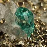 Beryl (variety emerald), Calcite, PyriteChivor (distrito minero), Mina El Acuario, Municipio Chivor, Cinturón Esmeraldífero Oriental, Departamento Boyacá, Colombia92x41x52mm, main xl=4mm (Author: Fiebre Verde)