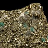Beryl (variety emerald), Calcite, PyriteChivor (distrito minero), Mina El Acuario, Municipio Chivor, Cinturón Esmeraldífero Oriental, Departamento Boyacá, Colombia92x41x52mm, main xl=4mm (Author: Fiebre Verde)