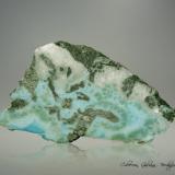 Pectolita (variedad larimar)<br />Mina Filipinas Larimar, Los Checheses, Sierra de Bahoruco, Enriquillo, Provincia Barahona, República Dominicana<br />100 x 56 x 48 mm.<br /> (Autor: Rafael Galiana)