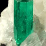 Beryl (variety emerald), Calcite<br /><br />35x38x37mm, main xl=12x4mm<br /> (Author: Fiebre Verde)