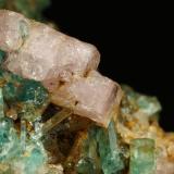 Beryl (variety emerald), Albite (variety cleavelandite), Calcite, Apatite<br />Colombia<br />37x18x33mm<br /> (Author: Fiebre Verde)