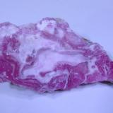 Calcita (variedad cobaltífera).Mina Solita, Peramea, Baix Pallars, Comarca Pallars Sobirà, Lérida / Lleida, Cataluña / Catalunya, España6''2 x 3''3 cm. (Autor: phrancko)
