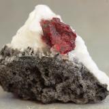 Cinabrio<br />Mina Escarlati, nivel 3, Puerto de las Señales, Maraña, Comarca Montaña Oriental, León, Castilla y León, España<br />27x20x20 mm<br /> (Autor: Juan Espino)