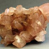 Calcita (variedad cobaltifera)Mina Oumlil, Oumlil, distrito minero Bou Azzer, Provincia Zagora, Región Drâa-Tafilalet, Marruecos70x47x38 mm (Autor: Juan Espino)