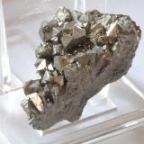 ArsenopiritaDistrito minero Huaron, Distrito Huayllay, Provincia Pasco, Departamento Pasco, PerúMedidas pieza: 3,8x3,2x2,5 cm (Autor: Sergio Pequeño)