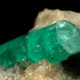 Beryl (variety emerald), Calcite, PyriteChivor (distrito minero), Municipio Chivor, Cinturón Esmeraldífero Oriental, Departamento Boyacá, Colombia56x63x43mm, xl=30x7mm (Author: Fiebre Verde)