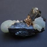 Epidota y Prehnita<br />Labores en Djouga, Bendougou, Commune Diakon, Arrondissement Diakon, Cercle Bafoulabé, Region Kayes, Mali<br />7 x 4 x 3 cm<br /> (Autor: Antonio Alcaide)