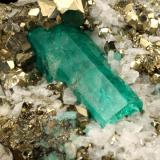 Beryl (variety emerald), Albite (variety cleavelandite), Pyrite<br />Chivor mining district, Municipio Chivor, Eastern Emerald Belt, Boyacá Department, Colombia<br />58x65x50mm, xl=30mm<br /> (Author: Fiebre Verde)