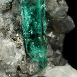 Beryl (variety emerald), Calcite, Dolomite, Pyrite<br />Chivor mining district, Municipio Chivor, Eastern Emerald Belt, Boyacá Department, Colombia<br />31x56x28mm, xl=19x6mm<br /> (Author: Fiebre Verde)