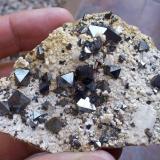 Magnetita<br />Prospección San Calixto, Cerro Huañaquino, Paco Grande, Provincia Tomás Frías, Departamento Potosí, Bolivia<br />8 x 5 cm<br /> (Autor: Cristalino)