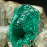Beryl (variety emerald), Calcite, PyriteChivor (distrito minero), Municipio Chivor, Cinturón Esmeraldífero Oriental, Departamento Boyacá, Colombia35x23x20mm, xl=9mm (Author: Fiebre Verde)