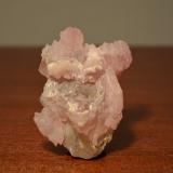 Cuarzo (variedad cuarzo rosa)Araçuaí, Vale do Jequitinhonha, Minas Gerais, Brasil6,80x5,30x3,20 cm. (Autor: Gonzalo Sáez)