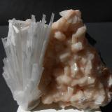 Escolecita y Estilbita-Ca<br />Cantera Malad, Malad, Mumbai (Bombay), Distrito Mumbai, Maharashtra, India<br />9 x 8 x 3 cm<br /> (Autor: Antonio Alcaide)