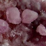 Calcita (variedad cobaltífera)Solita Mine, Peramea, Baix Pallars, Comarca Pallars Sobirà, Lérida / Lleida, Catalonia / Catalunya, SpainArea de enfoque de 2 x 1 cm. aprox. (Autor: phrancko)