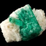 Beryl (variety emerald), Albite (variety cleavelandite)<br />Chivor mining district, Municipio Chivor, Eastern Emerald Belt, Boyacá Department, Colombia<br />35x23x11mm, aggregate=15x21mm<br /> (Author: Fiebre Verde)