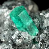 Beryl (variety emerald), Calcite<br />La Pita mining district, Municipio Maripí, Western Emerald Belt, Boyacá Department, Colombia<br />27x34x10mm, xl=10x4.5mm<br /> (Author: Fiebre Verde)