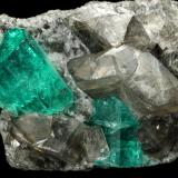 Beryl (variety emerald), Albite (variety cleavelandite), Dolomite<br /><br />35x21x16mm, main xl=11x8mm<br /> (Author: Fiebre Verde)