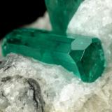 Beryl (variety emerald), Calcite<br />Gachalá mining district, Municipio Gachalá, Eastern Emerald Belt, Cundinamarca Department, Colombia<br />39x27x25mm, main xl=11mm<br /> (Author: Fiebre Verde)