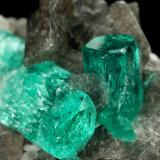 Beryl (variety emerald), Calcite, PyriteChivor (distrito minero), Municipio Chivor, Cinturón Esmeraldífero Oriental, Departamento Boyacá, Colombia38x24x29mm, largest xl=17mm (Author: Fiebre Verde)