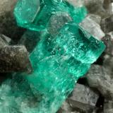 Beryl (variety emerald), Calcite, PyriteChivor (distrito minero), Municipio Chivor, Cinturón Esmeraldífero Oriental, Departamento Boyacá, Colombia38x24x29mm, largest xl=17mm (Author: Fiebre Verde)