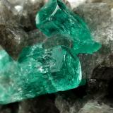 Beryl (variety emerald), Calcite, PyriteChivor (distrito minero), Municipio Chivor, Cinturón Esmeraldífero Oriental, Departamento Boyacá, Colombia38x24x29mm, largest xl=17mm (Author: Fiebre Verde)
