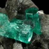 Beryl (variety emerald), Calcite, PyriteChivor (distrito minero), Municipio Chivor, Cinturón Esmeraldífero Oriental, Departamento Boyacá, Colombia38x24x29mm, largest xl=17mm (Author: Fiebre Verde)