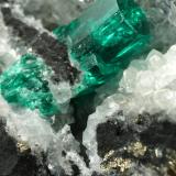 Beryl (variety emerald), Calcite, PyriteCoscuez (distrito minero), Municipio San Pablo de Borbur, Cinturón Esmeraldífero Occidental, Departamento Boyacá, Colombia70x65x43mm, xl=12mm (Author: Fiebre Verde)