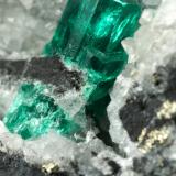 Beryl (variety emerald), Calcite, PyriteCoscuez (distrito minero), Municipio San Pablo de Borbur, Cinturón Esmeraldífero Occidental, Departamento Boyacá, Colombia70x65x43mm, xl=12mm (Author: Fiebre Verde)