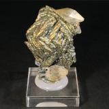 Calcita y MarcasitaMina Moscona, El Llano, Solís, Corvera de Asturias, Comarca Avilés, Principado de Asturias (Asturias), España6 x 4 cm. (Calcita mayor: 2,5 cm). (Autor: Darío Menéndez)